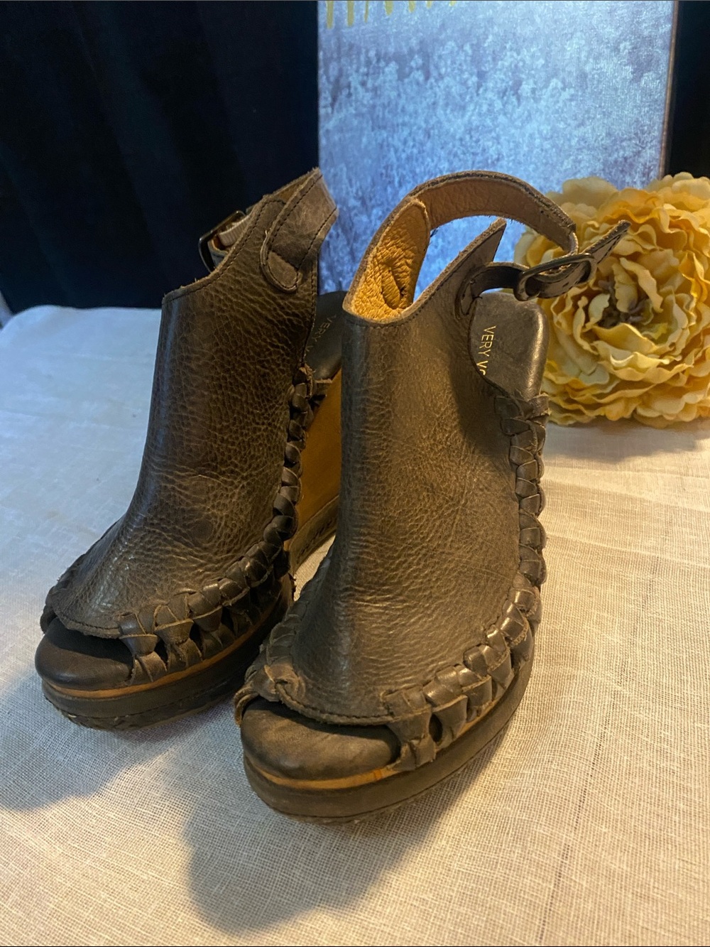 Very Volatile SZ 6 Dark Brown Genuine Leather Peep-Toe Wooden Wedge Sandals Heel - Picture 3 of 7